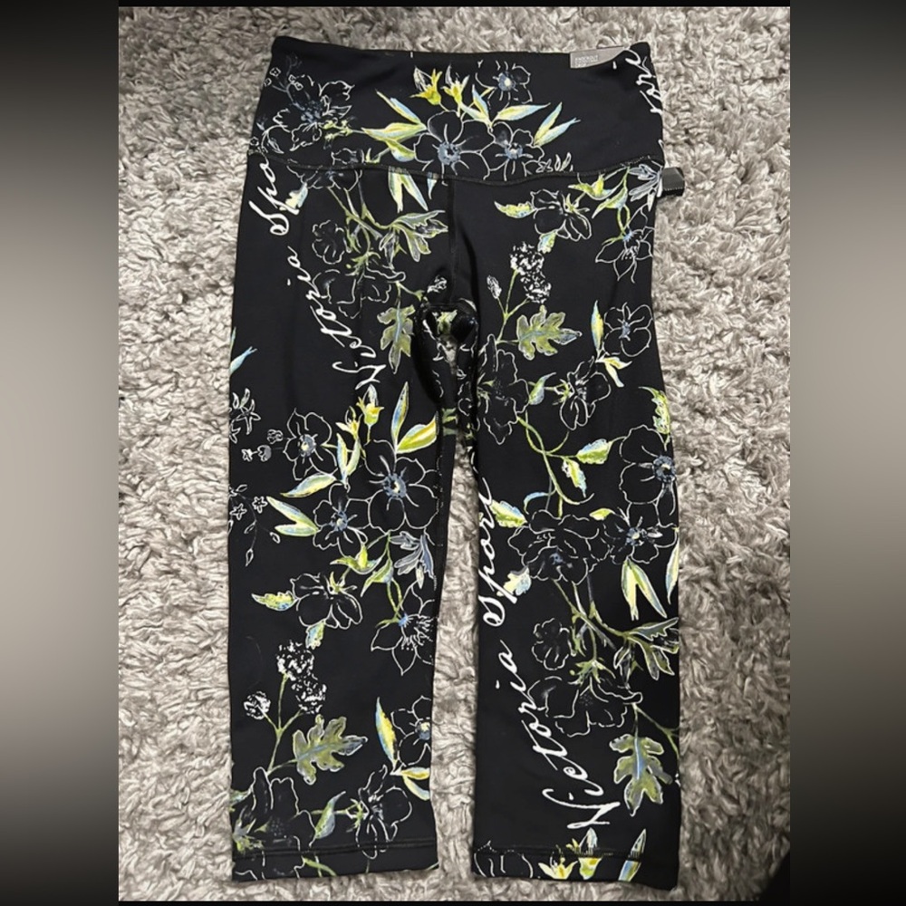 NWT Victoria Secret Sport Knockout Crop Pants, small